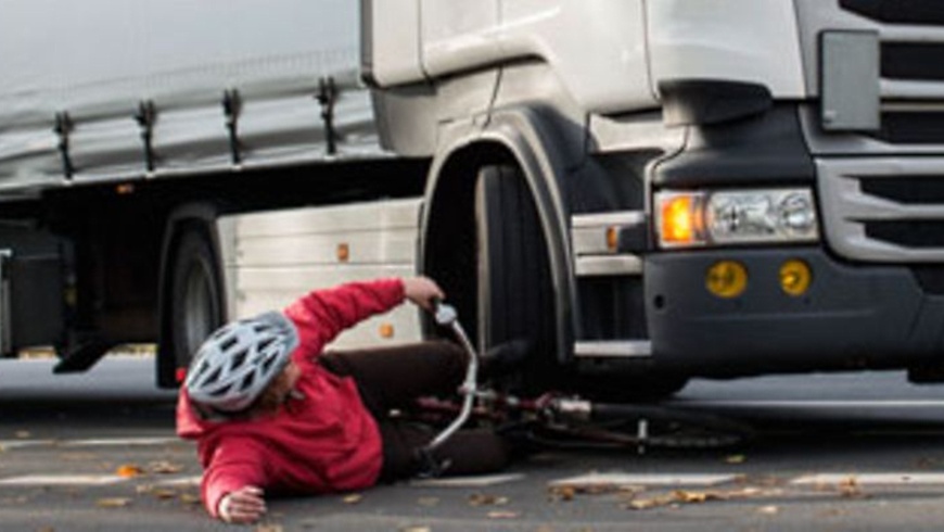 Abbiegeunfall: LKW gegen Radfahrer