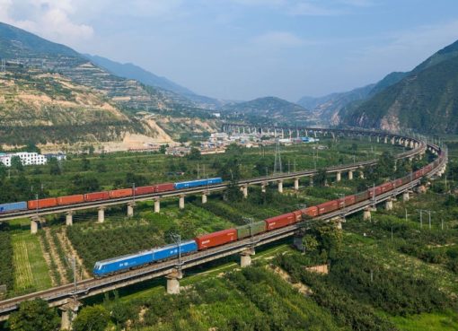 Zwei Güterzüge der China Railways