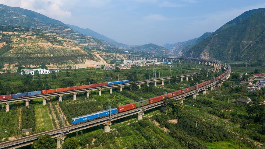 Zwei Güterzüge der China Railways