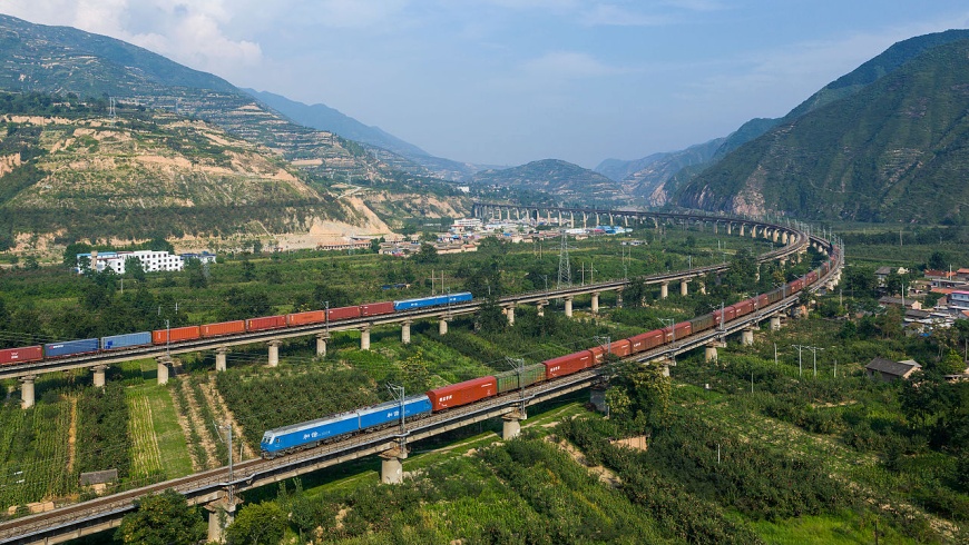 Zwei Güterzüge der China Railways