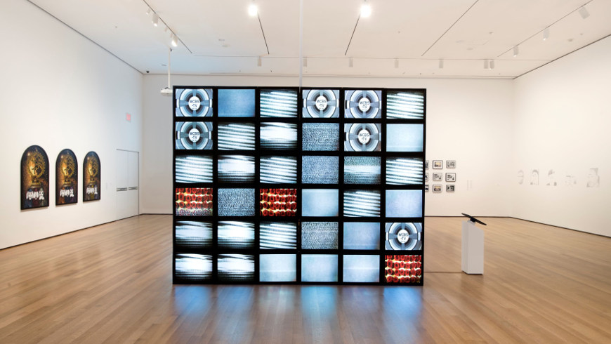 Adrian Piper, Mauer, 2010. Video Installation