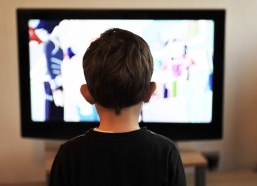 Kin vor dem TV-Gerät