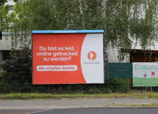 Plakatwerbung von DuckDuckGo