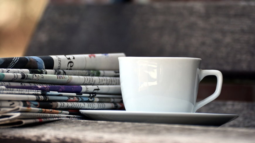 Zeitungslesen im Café