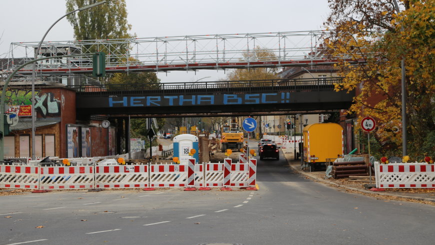 Brückendurchfahrt am S-Bhf. Attilastraße