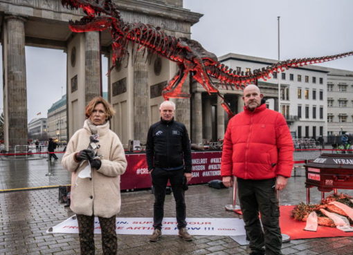 Mahnwache mit original T-Rex-Skelett