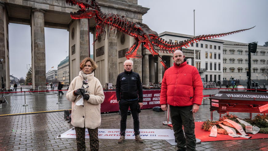 Mahnwache mit original T-Rex-Skelett