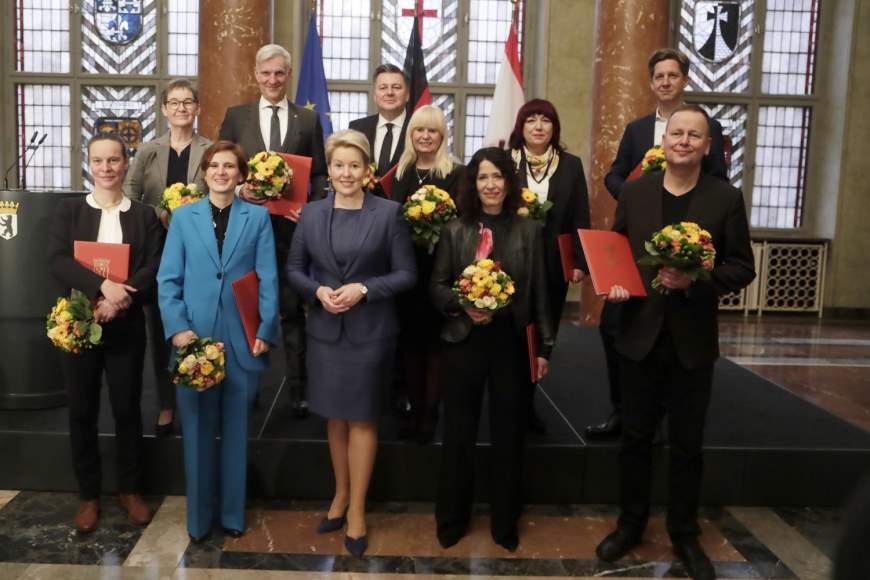 Der neue Berliner Senat nach Ernennung der Regierenden Bürgermeisterin Franziska Giffey im Wappensaal im Roten Rathaus - Foto: Senatskanzlei Berlin / Sven Darmer