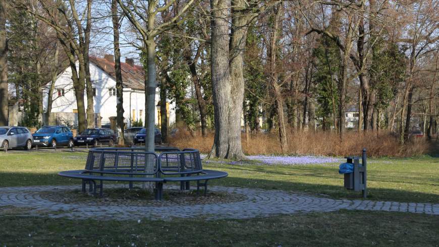 Rundbank auf der Dorfaue Alt-Lankwitz