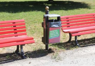 Müllbehälter in der Sonne