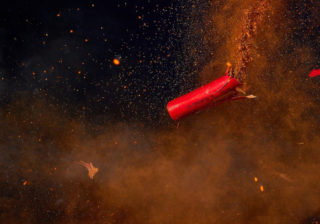 Silvesterböller im Anflug: froher Zufall oder böser Gewaltvorsatz?