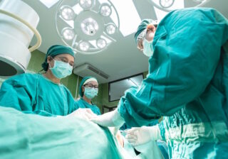 Operation: Ärzteteam im OP-Saal