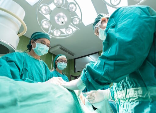 Operation: Ärzteteam im OP-Saal