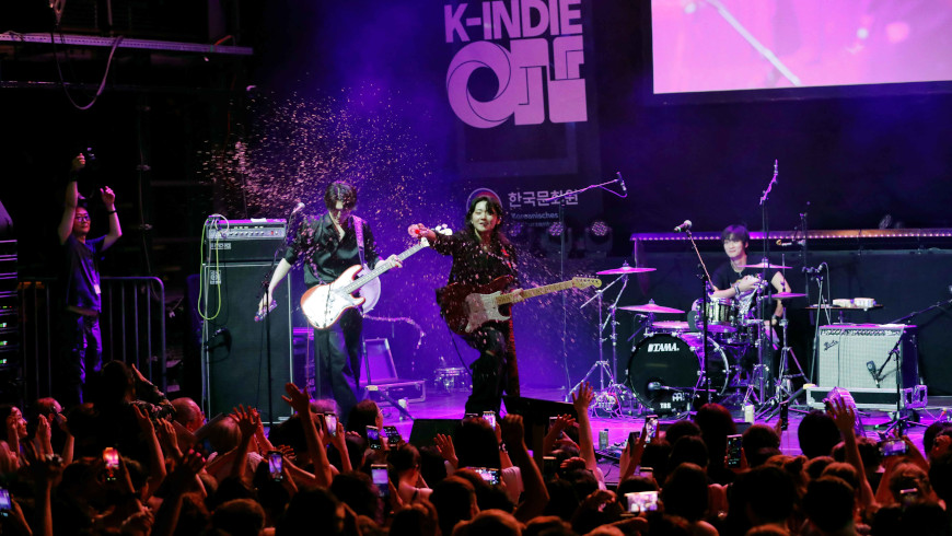 Bassist John B. Kim, Sängerin Yun Min, Drummer Kim Seungbin der Band Touched