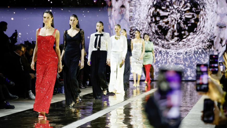 Models Alessandra Ambrosio und Céline Bethmann auf dem Runway bei der Marc Cain Fashion Show