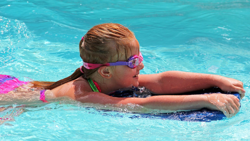 Mädchen beim Schwimmen