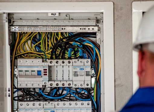 Elektriker arbeitet am Verteilerkasten