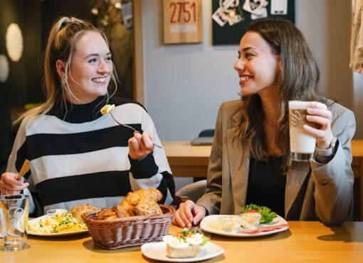Entspannt genießen: Frühstücken bei Junge