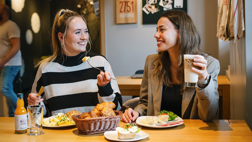 Entspannt genießen: Frühstücken bei Junge