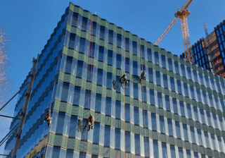 Fensterreinigung an einem Bürogebäude nahe Möckernbrücke