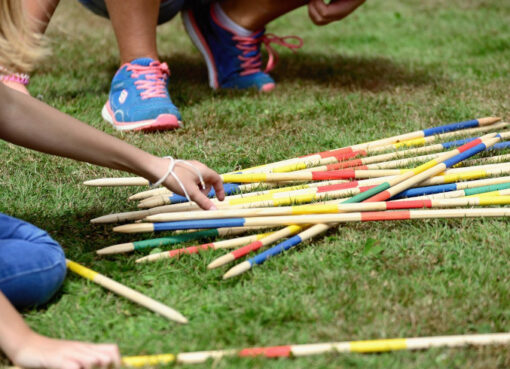 Riesenmikado im Park spielen
